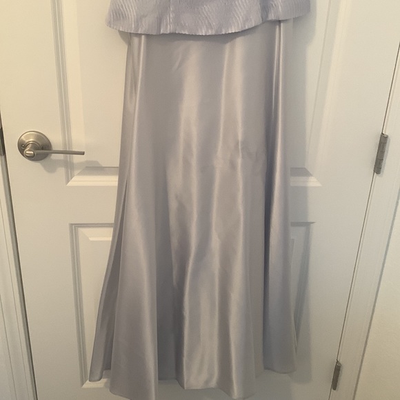 Flowing Flair Lavender Gown - Picture 4 of 7